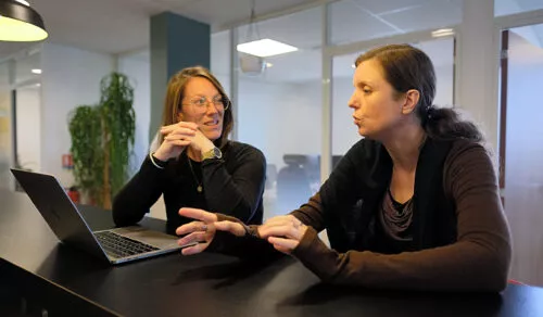 Sandrine et Anaïs discutent