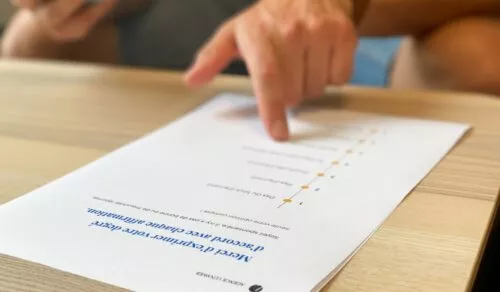 Photo d'une grille d'évaluation UX lors d'un entretien en présentiel