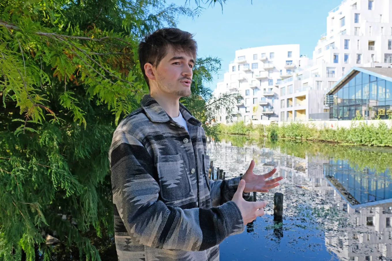 Yohan Texier - UX et UI Designer devant le Bacchus à Rennes