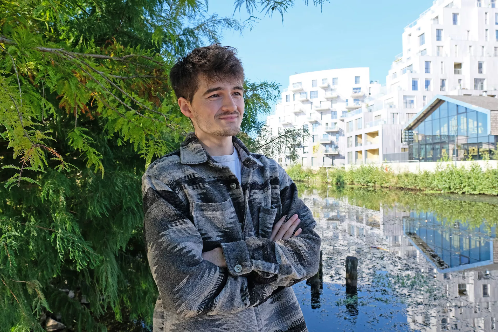 Yohan Texier - UX et UI Designer devant le Bacchus à Rennes