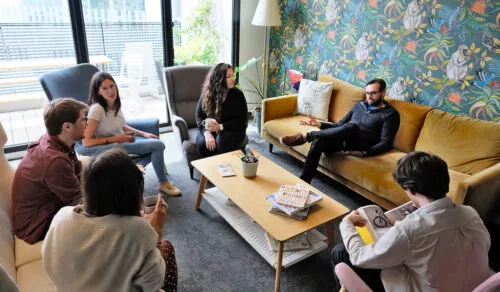 Salon de l'Agence LunaWeb où est réunie une partie de l'équipe pendant une pause