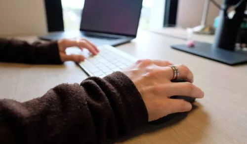 Mains posées sur une souris et un clavier chez LunaWeb à Rennes