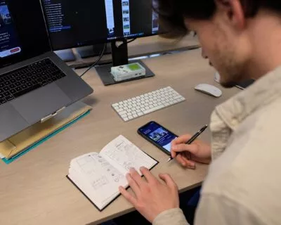 Yohan réalise sur papier le dessin d'une maquette mobile