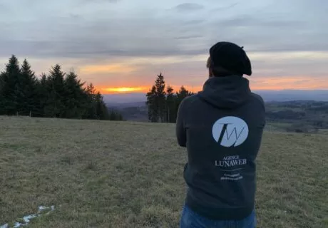 Nicolas de dos face au coucher de soleil lors du séminaire LunaWeb de 2020