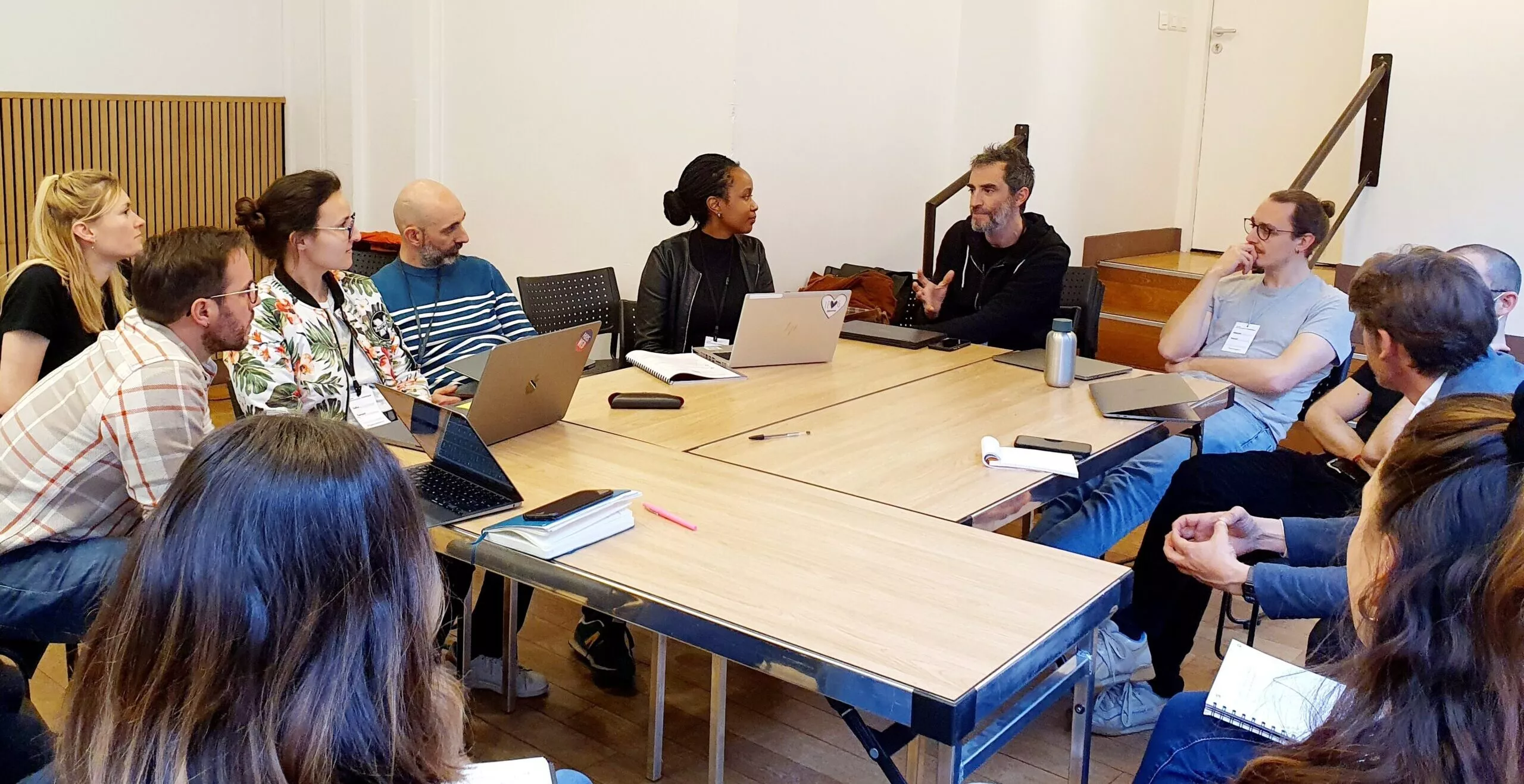 groupe de discussion réuni autour d'une table